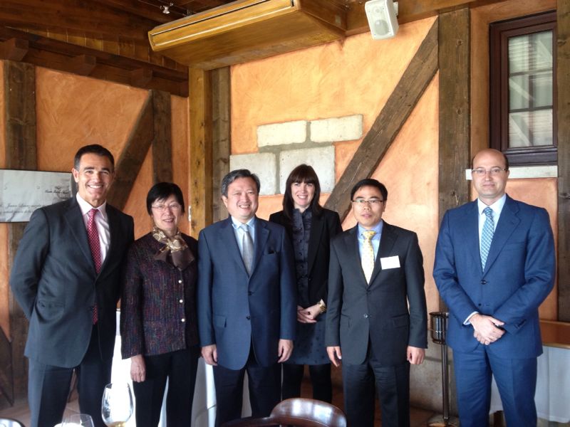 El Embajador de China en España, junto a su señora, el consejero económico de la oficina comercial y directivos de Sodena 14.04 visita delegacin-comida bodega