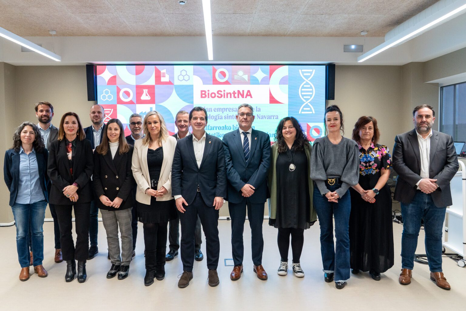 Foto de familia del encuentro con personas ponentes y representantes institucionales